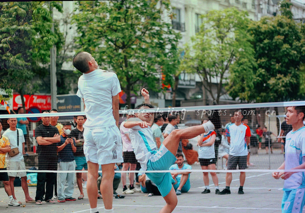 按周排布的日历格与栏目色点示意图，节奏整齐，标注出前瞻与评测两条内容线